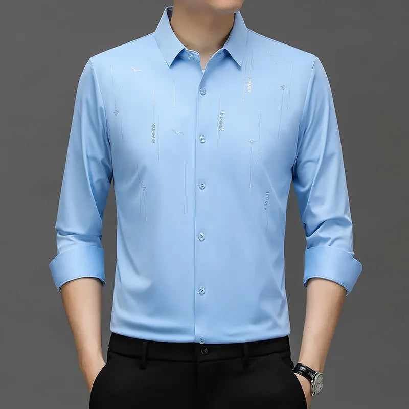 [Leve 5, Pague Só 3] Camisa Social Marquessio Masculina de Manga Longa em Seda Mulberry, Tencel e Poliéster + Relógio, Carteira e Cinto Grátis
